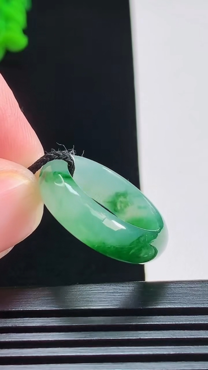 天然A货翡翠飘花玉指环 戒指，尺寸16.5-6-3.5 重量:3.95g2026年7月31日
工厂直销收藏佳品,种好水足，色泽均匀，有种有色，上手高大气！