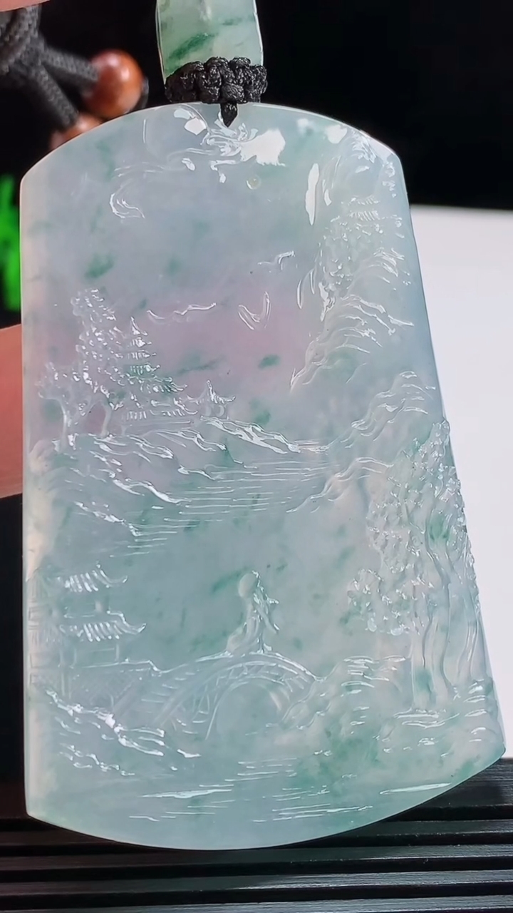 天然A货翡翠种飘花山水牌吊坠，尺寸65-42.6-5.6 重量:45.38g
7月31日