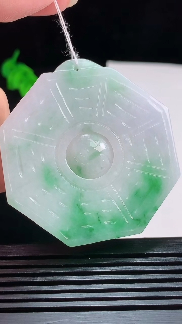 天然A货翡翠八卦牌吊坠，尺寸52-48.5-6 重量:37.70g
7月31日