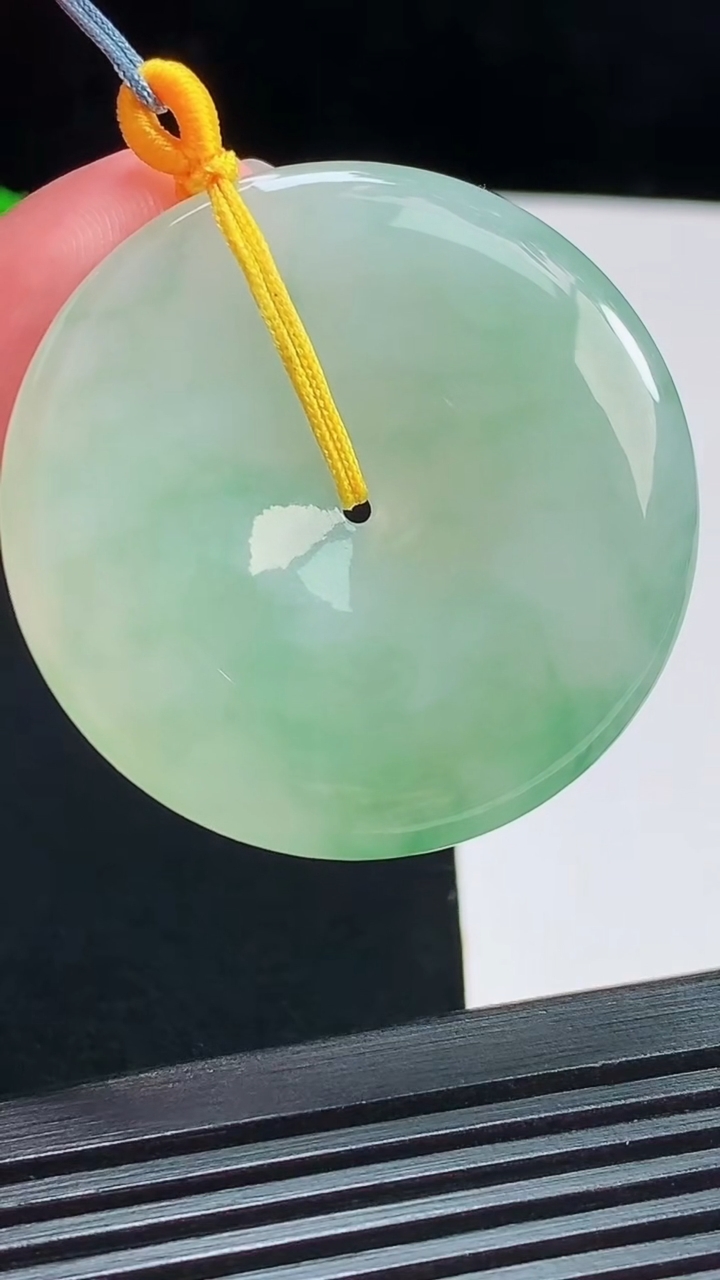 天然A货翡翠平安扣吊坠，尺寸40-5.6 重量:19.50g
7月31日