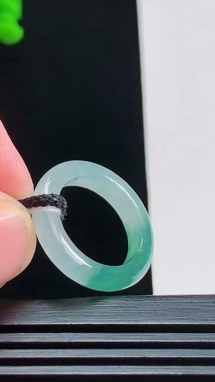 天然A货翡翠冰种飘花玉指环 戒指，尺寸15-4-3 重量:2.45g2026年7月31日
工厂直销收藏佳品,种好水足，色泽均匀，有种有色，上手高大气！
