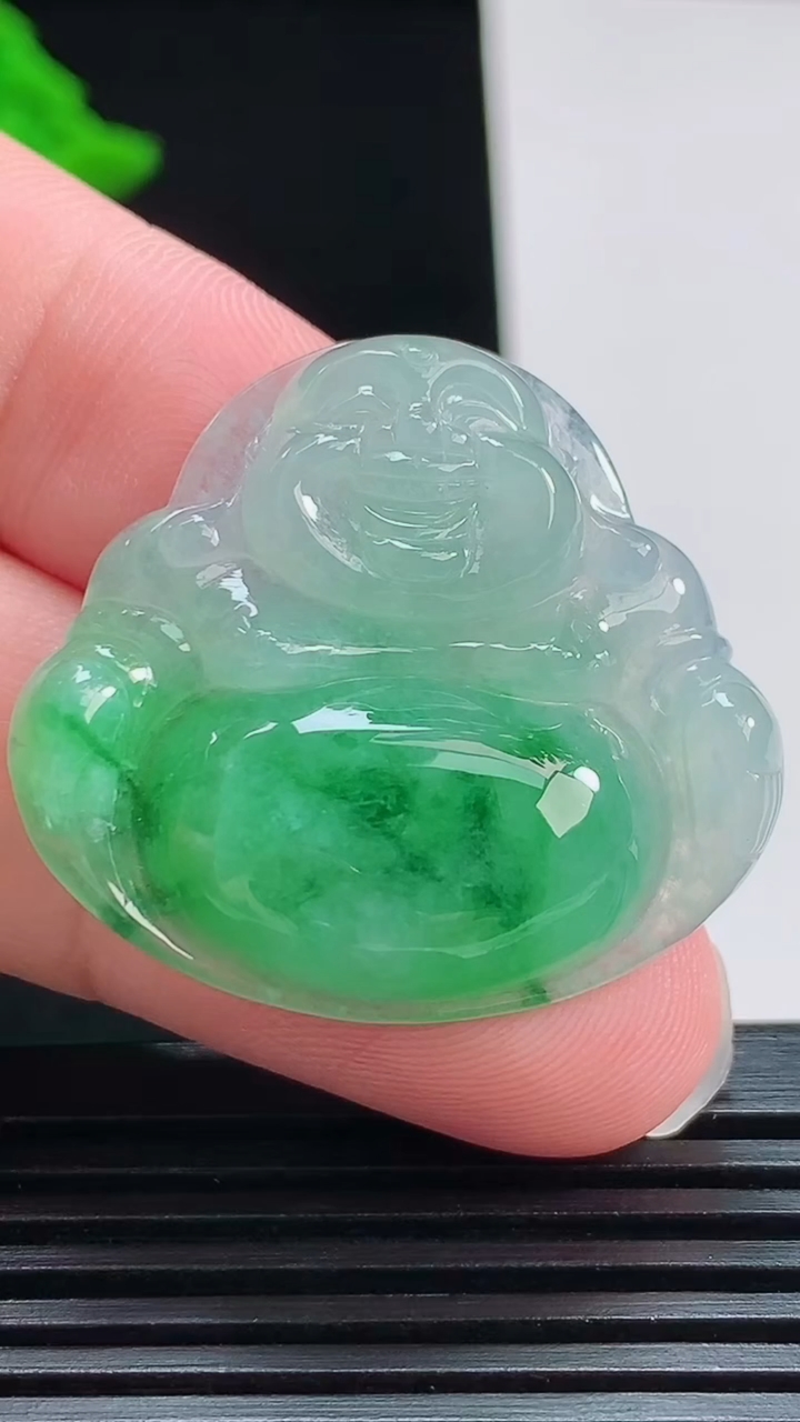 天然A货翡翠佛公吊坠，尺寸30-33-6.5 重量:9.82g
7月31日