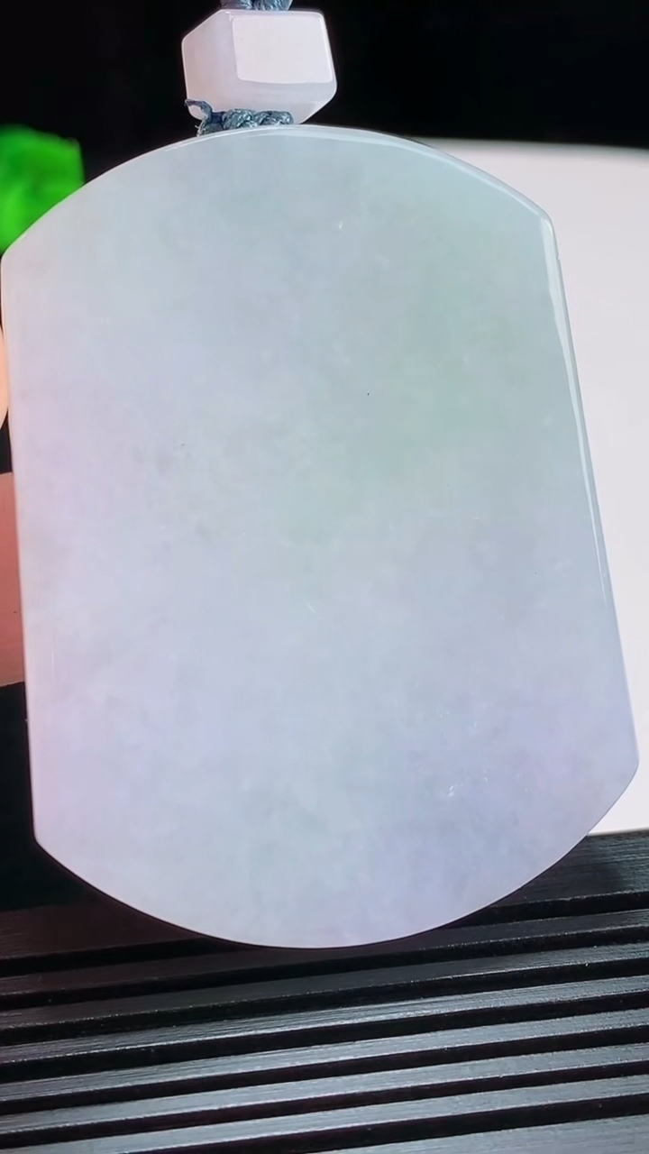 天然A货翡翠春带彩 紫罗兰宽边无事牌吊坠，尺寸56-41.5-6 重量:44.49g
7月31日