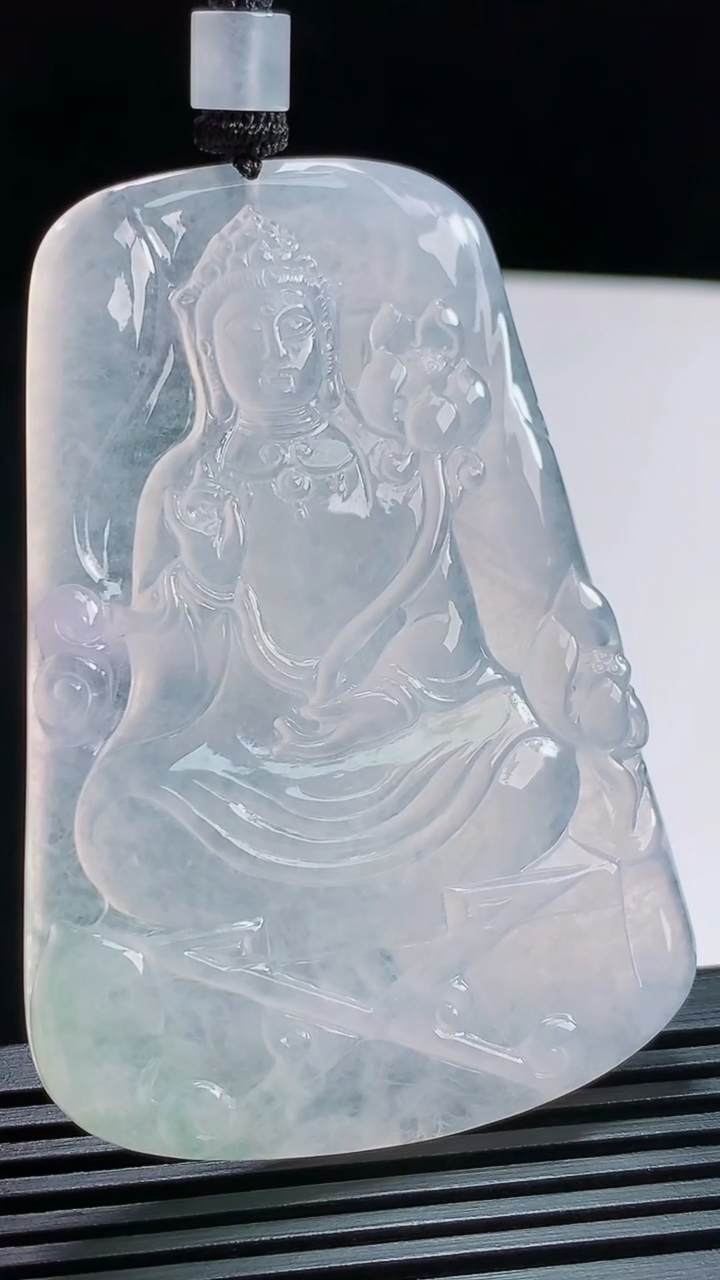 天然A货翡翠种飘花大势至菩萨吊坠，尺寸64-43.5-5.6 重量:39.59g
7月31日