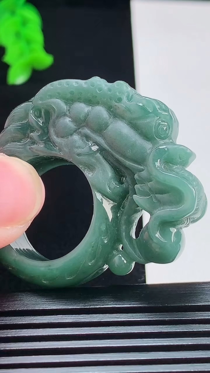 天然A货翡翠雕龙玉扳指 戒指，尺寸19.5-42.8-11.6 重:28.87g  h7702026