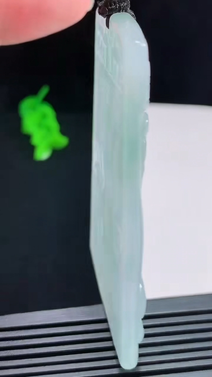 天然A货翡翠大势至菩萨吊坠，尺寸72-48-5.6 重量:50.66g
7月31日