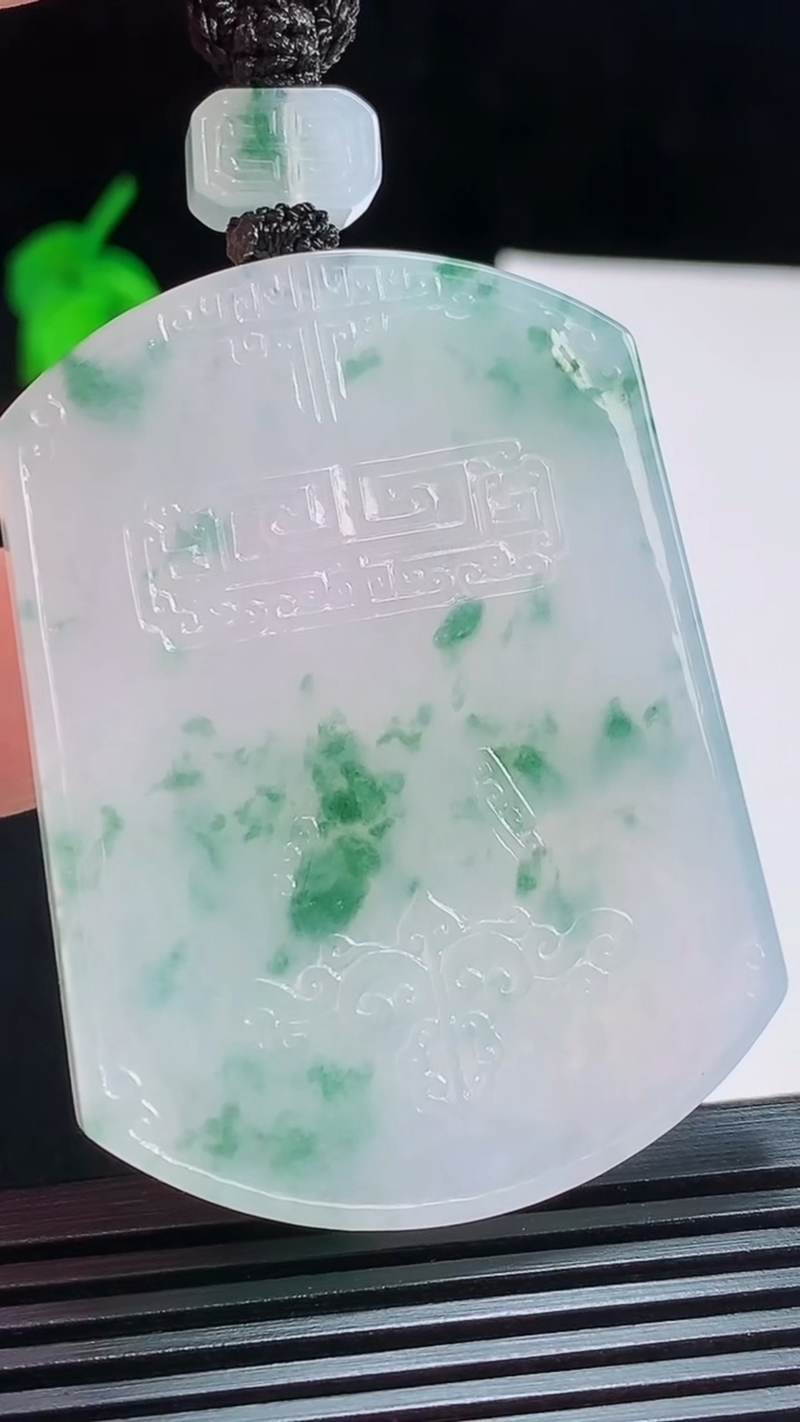 天然A货翡翠种飘花仿古无事牌吊坠，尺寸53-39.6-5 重量:36.50g
7月31日