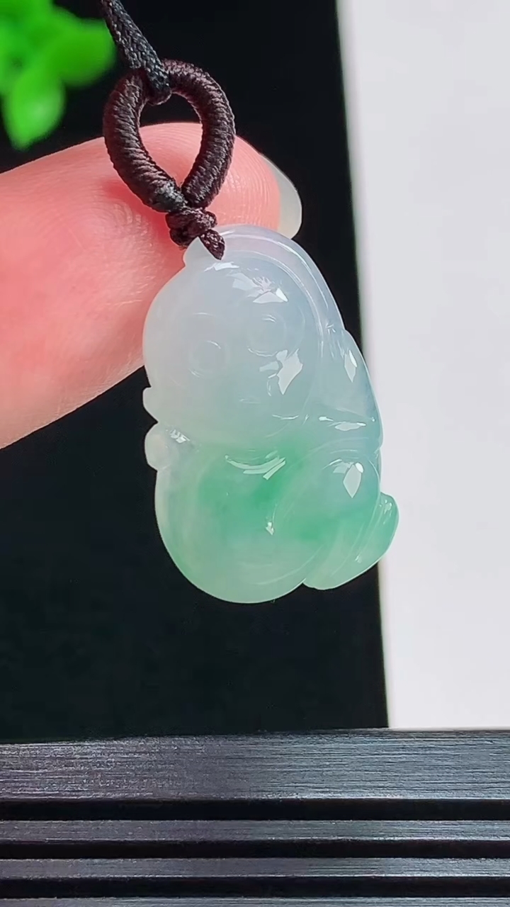 天然A货翡翠生肖猴吊坠，尺寸21.5-14-4.6 重量:3.12g
7月31日