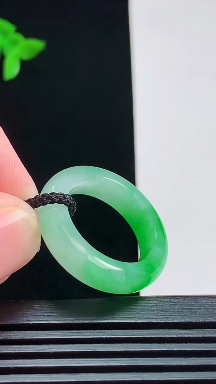 天然A货翡翠玉指环 戒指，尺寸17.5-5.6-4 重量:4.80g2026年7月31日
工厂直销收藏佳品,种好水足，色泽均匀，有种有色，上手高大气！