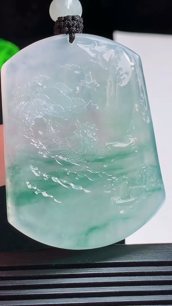 天然A货翡翠种飘花山水牌吊坠，尺寸51.5-39-5.5 重量:33.78g
7月31日