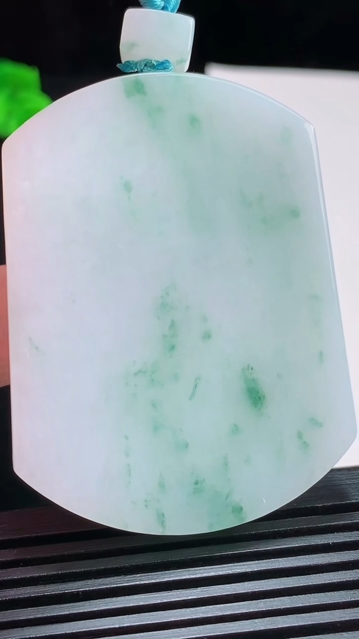 天然A货翡翠飘花无事牌吊坠，尺寸54-41-5.2 重量:36.46g
7月31日
