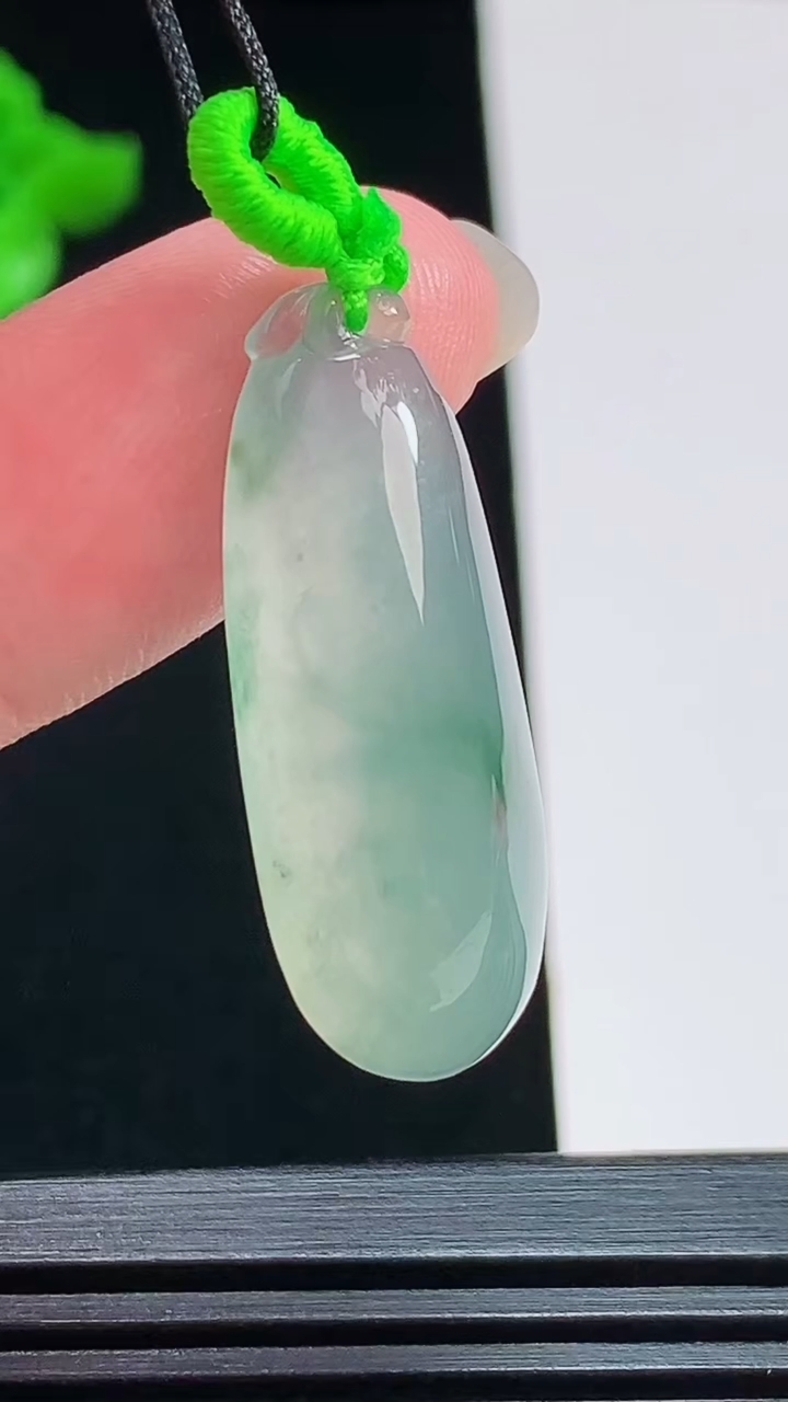 天然A货翡翠飘花福瓜吊坠，尺寸30.5-11-7.6 重量:4.98g
7月31日
