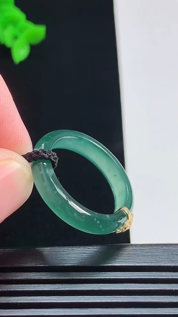 天然A货翡翠18k金蓝水玉指环 戒指，尺寸19.3-4.6-2.6 重量:3.00g2026年7月31日
工厂直销收藏佳品,种好水足，色泽均匀，有种有色，上手高大气！