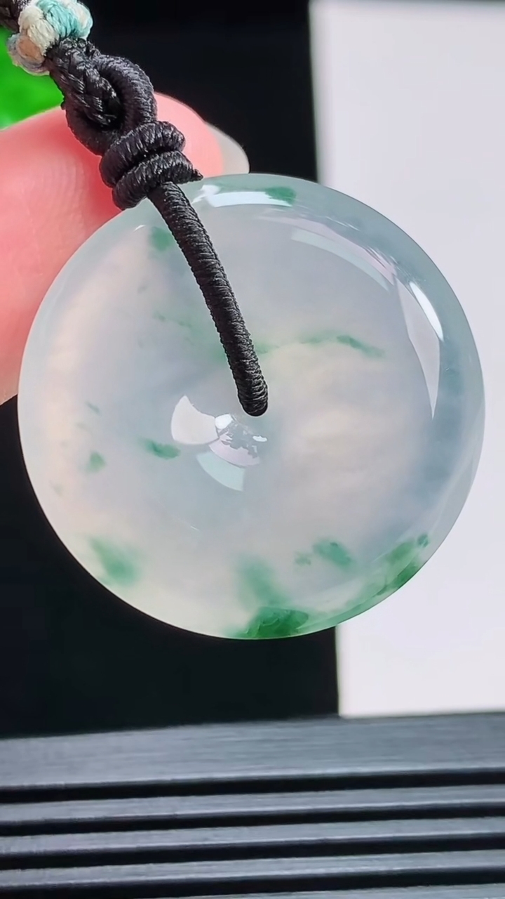 天然A货翡翠种飘花平安扣吊坠，尺寸27.5-5.6 重量:11.05g
7月31日