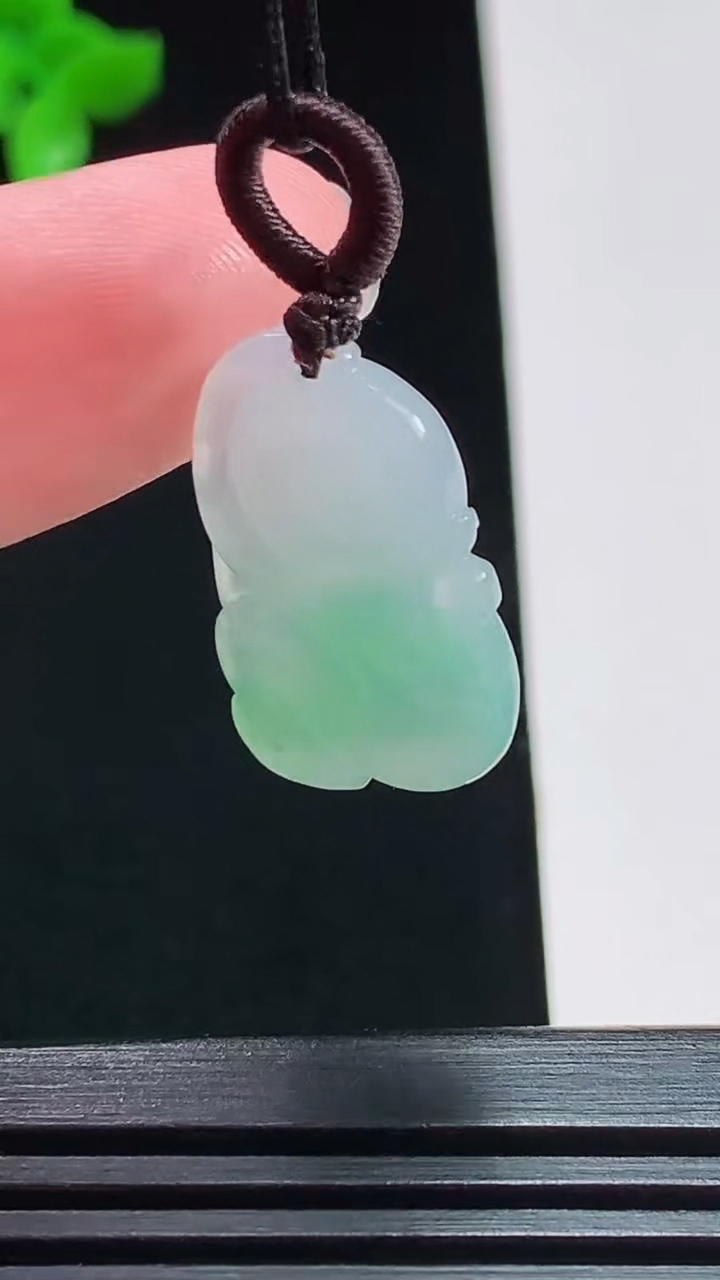 天然A货翡翠生肖猴吊坠，尺寸21.5-14-4.6 重量:3.12g
7月31日