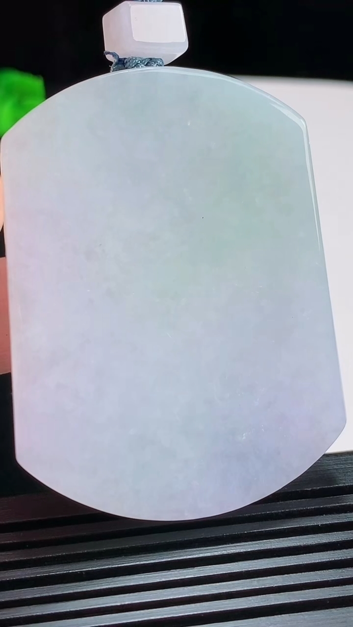 天然A货翡翠春带彩 紫罗兰宽边无事牌吊坠，尺寸56-41.5-6 重量:44.49g
7月31日