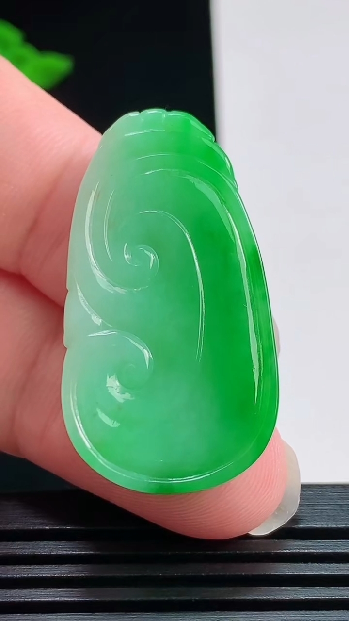 天然A货翡翠如意吊坠，尺寸37-20-4 重量:7.26g
7月31日