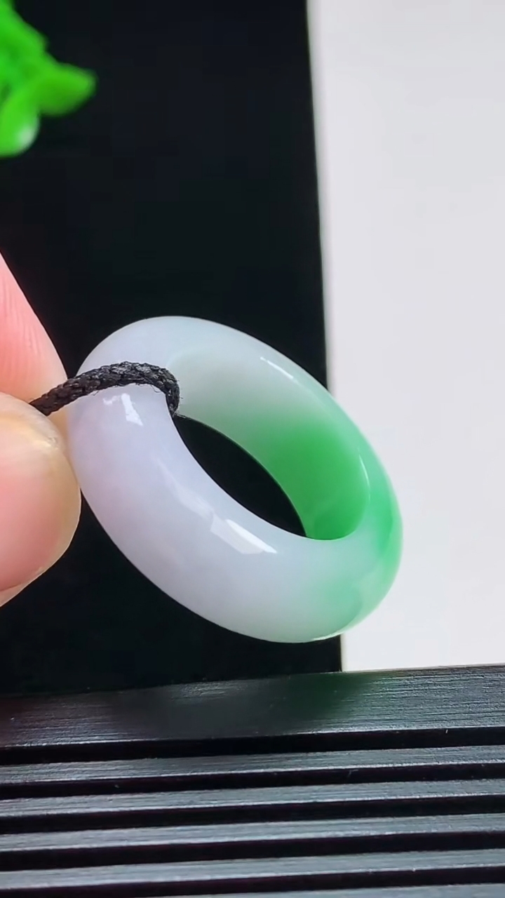 天然A货翡翠玉指环 戒指，尺寸17.3-8-5 重量:8.43g2026年7月31日
工厂直销收藏佳品,种好水足，色泽均匀，有种有色，上手高大气！