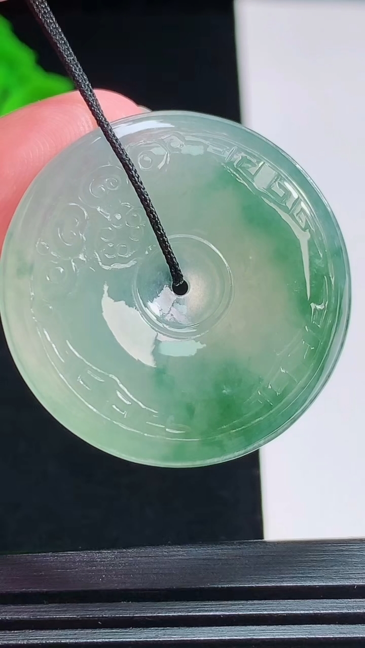 天然A货翡翠冰种飘花仿古平安扣吊坠，尺寸32-5.5 重量:11.66g
7月31日