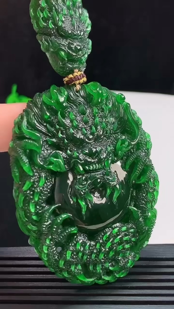 天然A货翡翠龙牌吊坠，尺寸61.5-46-11.8 重量:63.98g
7月31日