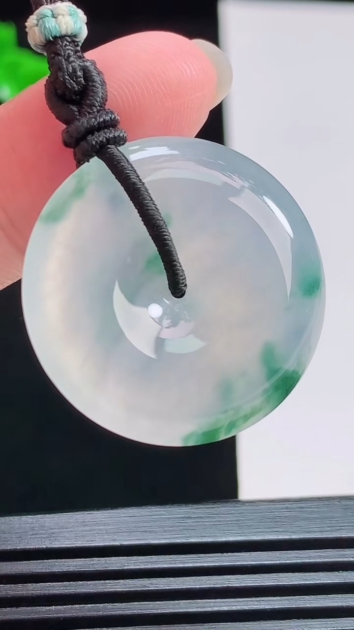 天然A货翡翠种飘花平安扣吊坠，尺寸27.5-5.6 重量:11.05g
7月31日