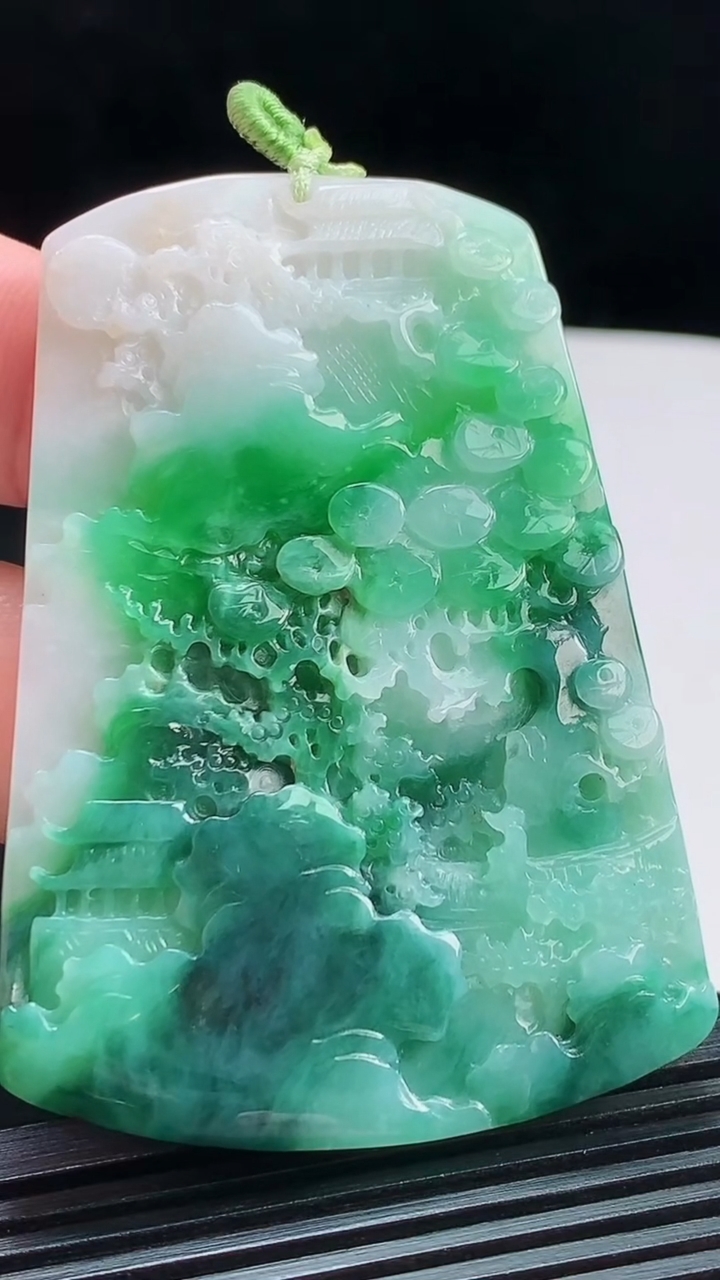 天然A货翡翠山水牌吊坠，尺寸64-46-5 重量:32.63g
7月31日