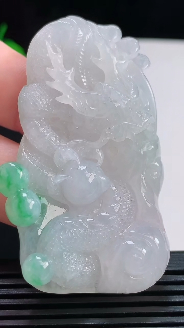 天然A货翡翠龙牌吊坠，尺寸63-33-11.8 重量:42.11g
7月31日