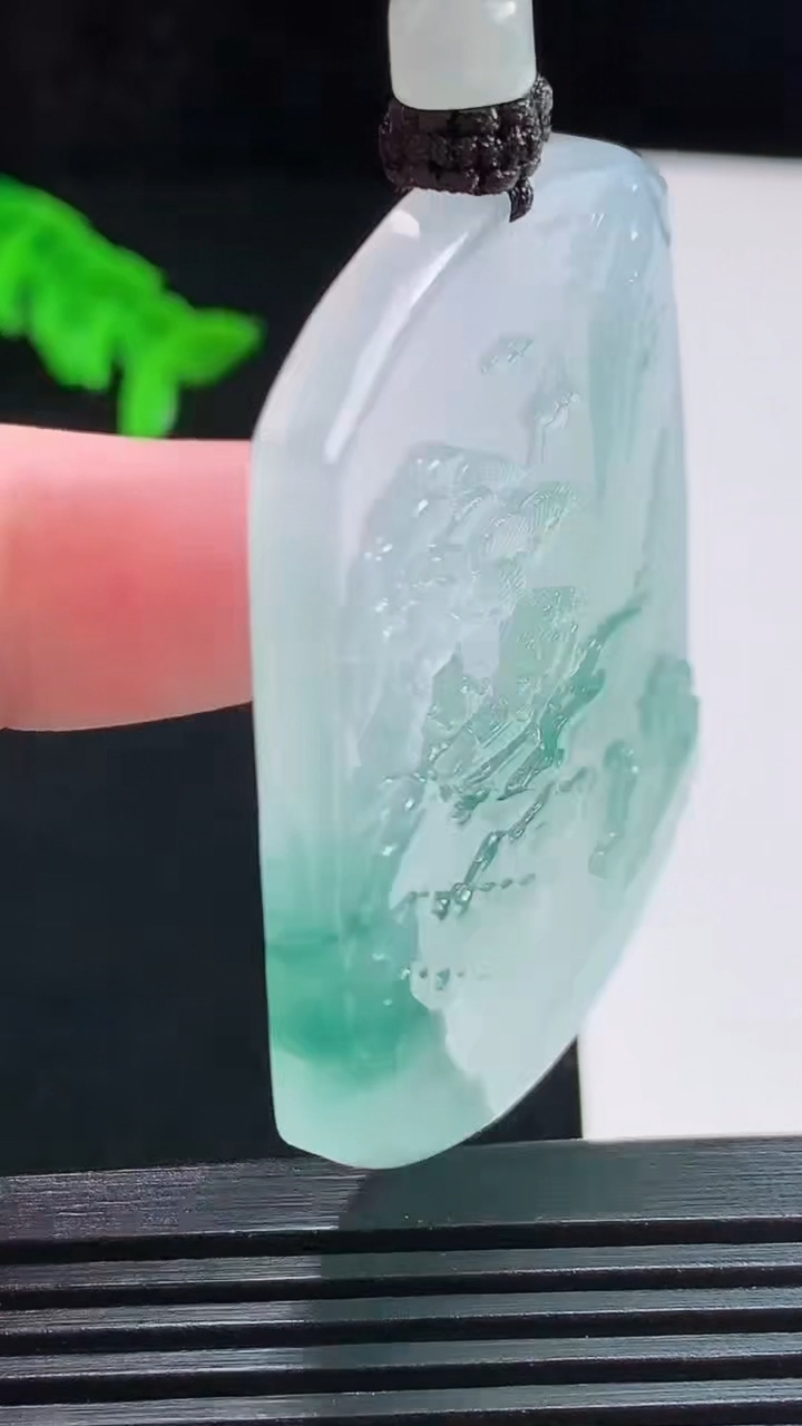 天然A货翡翠种飘花山水牌吊坠，尺寸51.5-39-5.5 重量:33.78g
7月31日