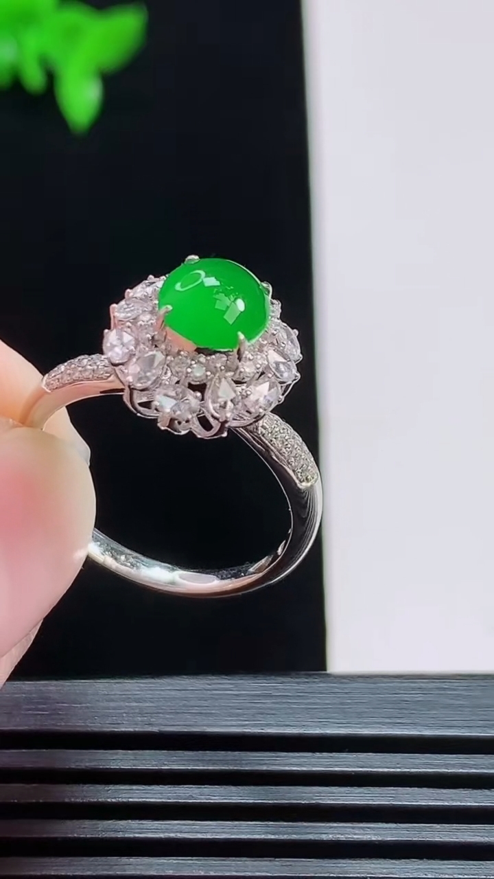 天然A货翡翠蛋面戒指，尺寸17-7-6.2-10 重量:2.86g2026年7月31日
工厂直销收藏佳品,种好水足，色泽均匀，有种有色，上手高大气！
