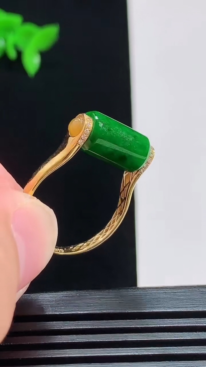 天然A货翡翠路路通戒指，尺寸16.8-12-6.5 重量:2.58g2026年7月31日
工厂直销收藏佳品,种好水足，色泽均匀，有种有色，上手高大气！