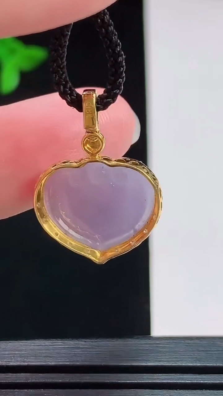 天然A货翡翠18k金紫罗兰如意头吊坠，尺寸23.3-17-7，裸石13-15.5 重量:2.45g
7月31日