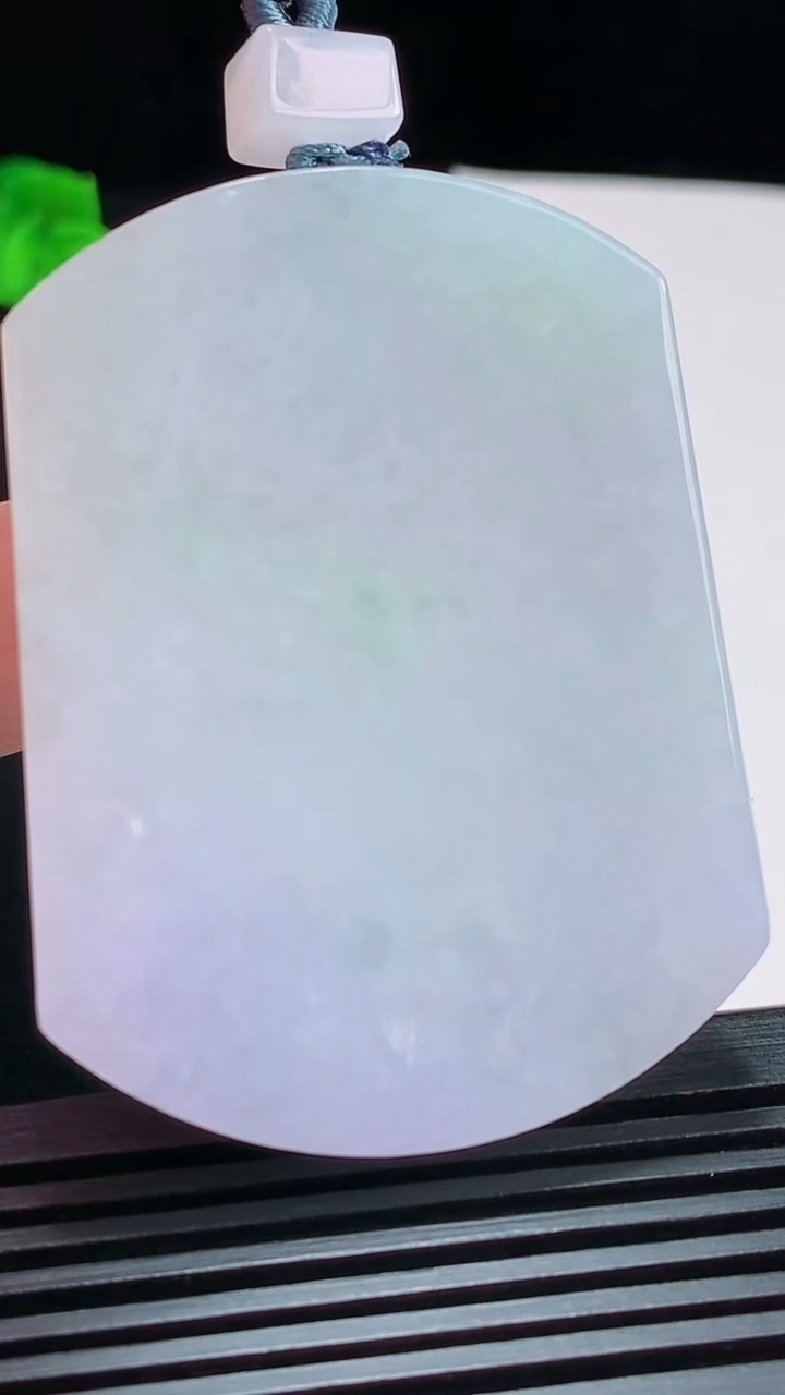 天然A货翡翠春带彩 紫罗兰宽边无事牌吊坠，尺寸56-41.5-6 重量:44.49g
7月31日