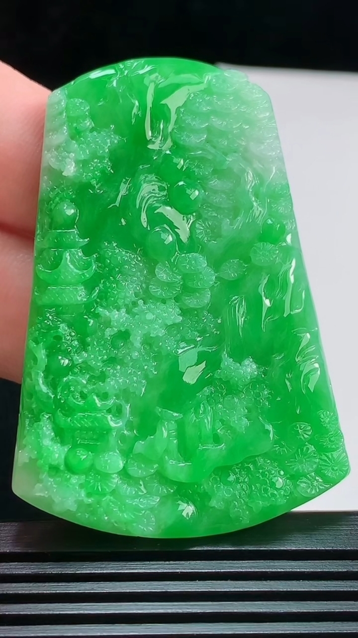 天然A货翡翠山水牌吊坠，尺寸59.3-40-5.5 重量:26.81g
7月31日