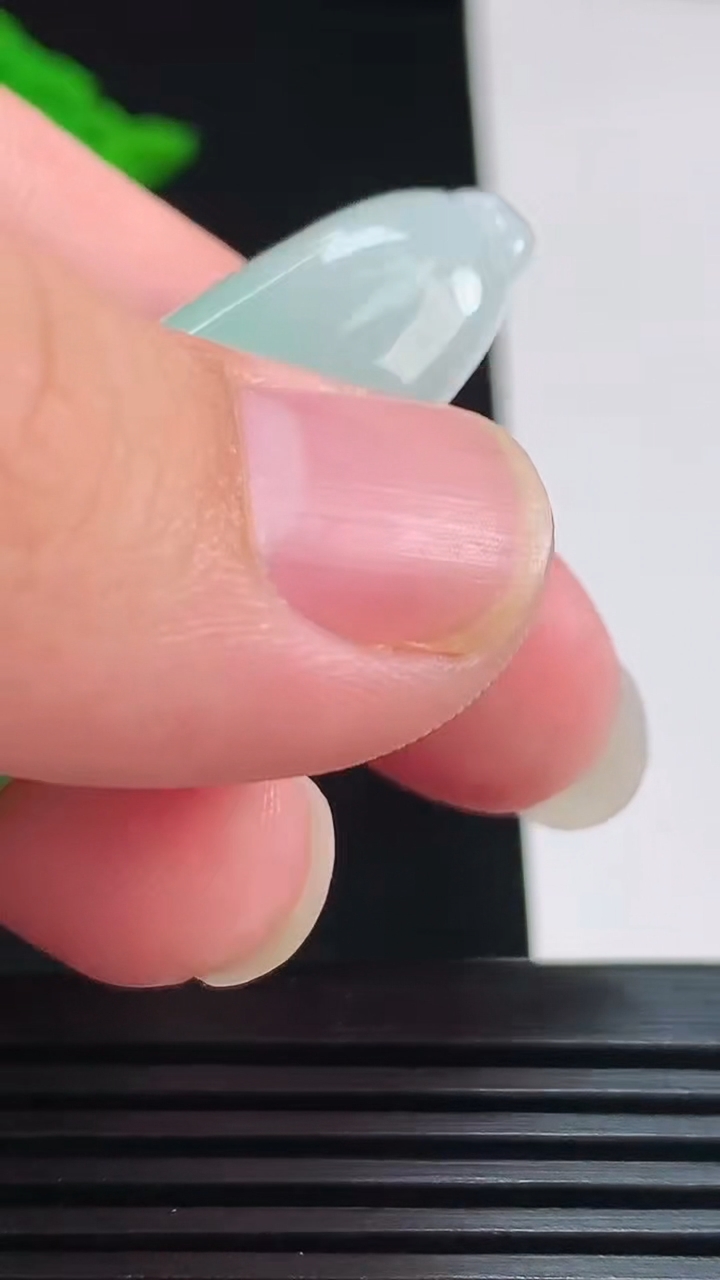 天然A货翡翠福瓜吊坠，尺寸45.2-19-12 重量:18.99g
7月31日