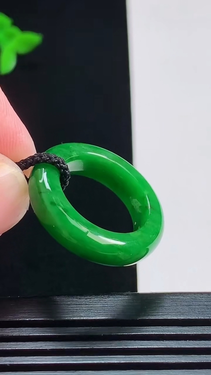 天然A货翡翠玉指环 戒指，尺寸15.5-5.5-4 重量:4.47g2026年7月31日
工厂直销收藏佳品,种好水足，色泽均匀，有种有色，上手高大气！