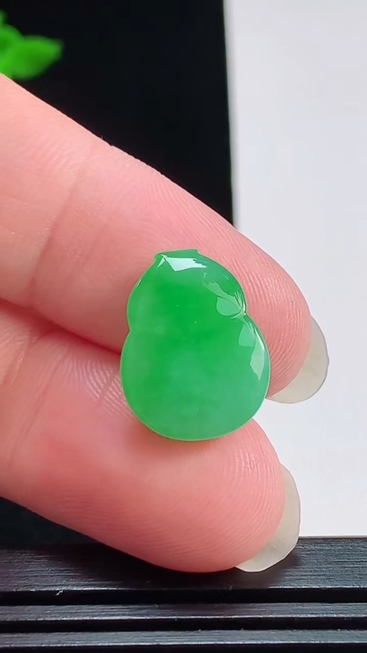 天然A货翡翠葫芦镶嵌件，尺寸17-12.5-5.2 重量:2.11g
7月31日