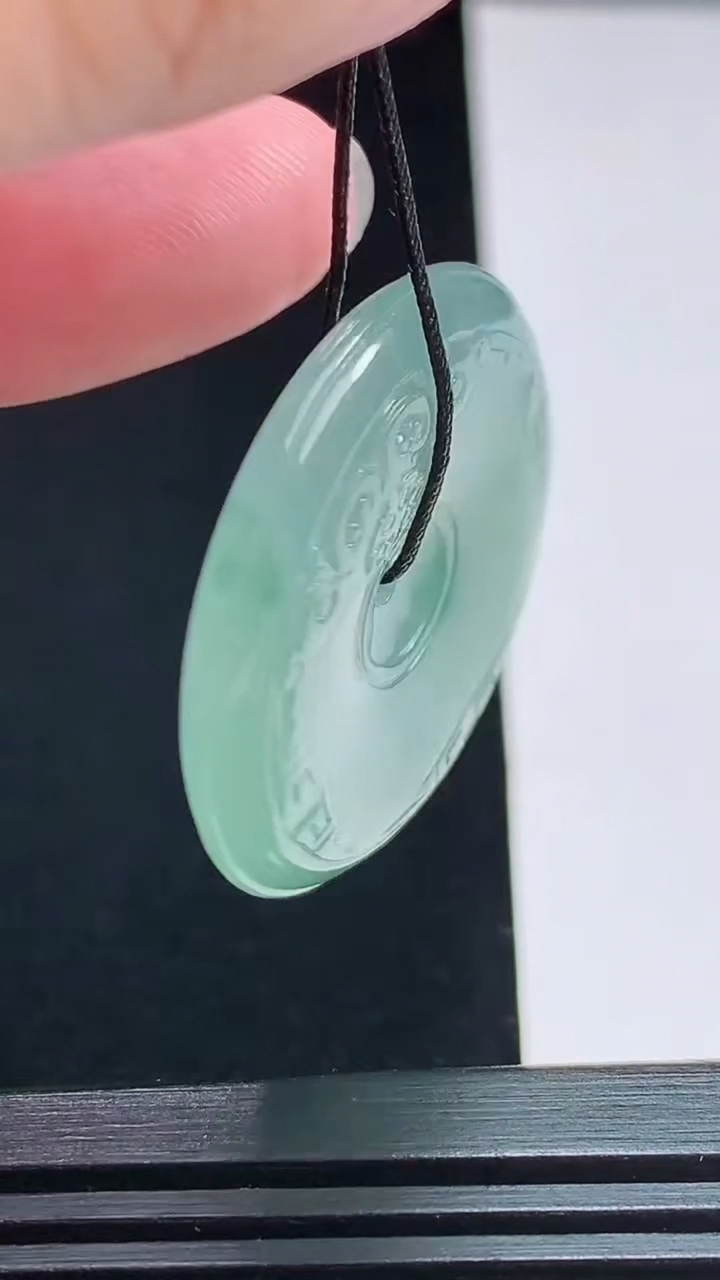 天然A货翡翠冰种飘花仿古平安扣吊坠，尺寸32-5.5 重量:11.66g
7月31日