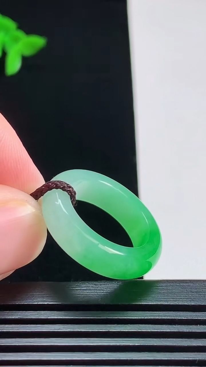 天然A货翡翠玉指环 戒指，尺寸16-5.6-3.5 重量:4.26g2026年7月31日
工厂直销收藏佳品,种好水足，色泽均匀，有种有色，上手高大气！