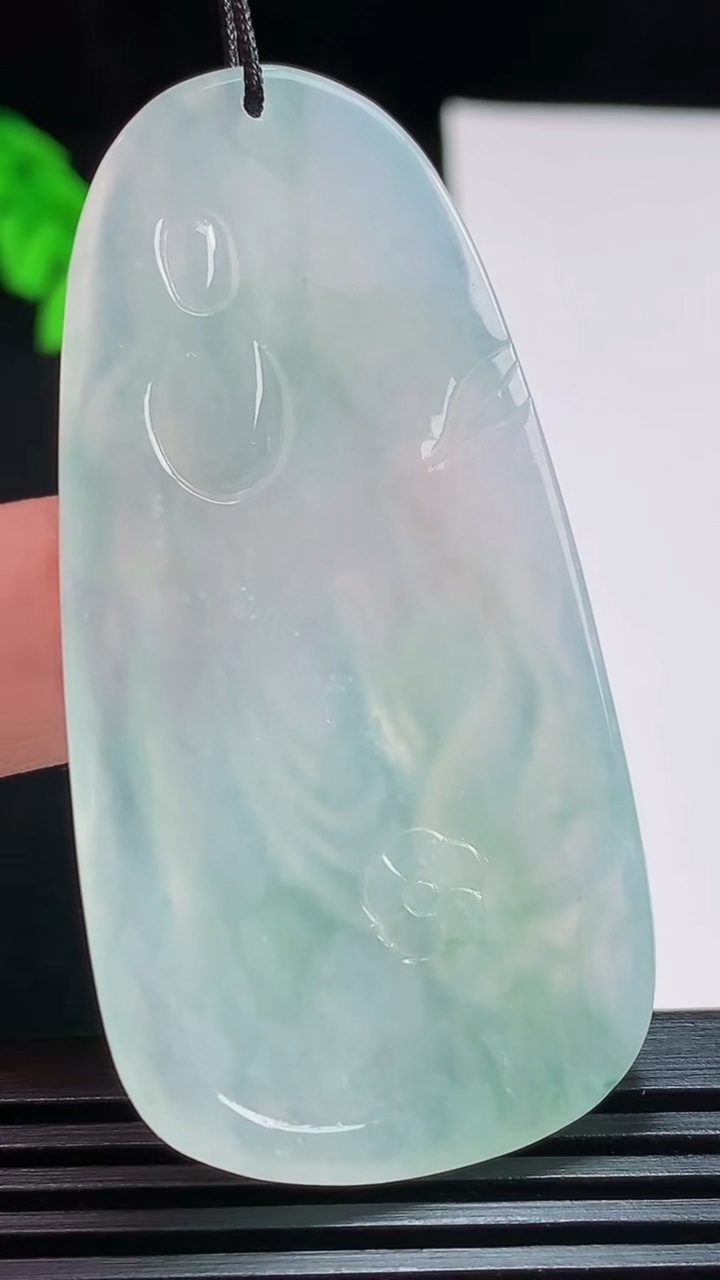 天然A货翡翠大势至菩萨吊坠，尺寸58-29.5-5.5 重量:20.49g
7月31日