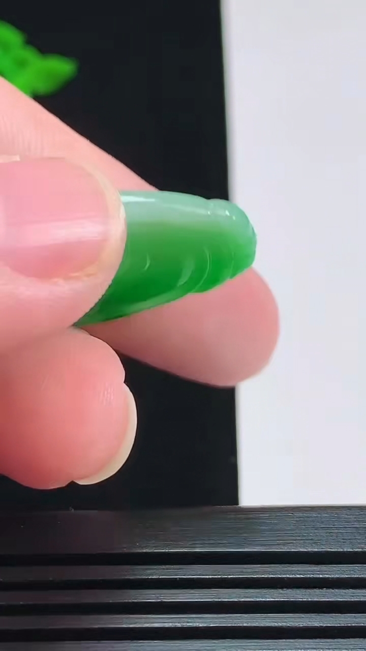 天然A货翡翠如意吊坠，尺寸37-20-4 重量:7.26g
7月31日
