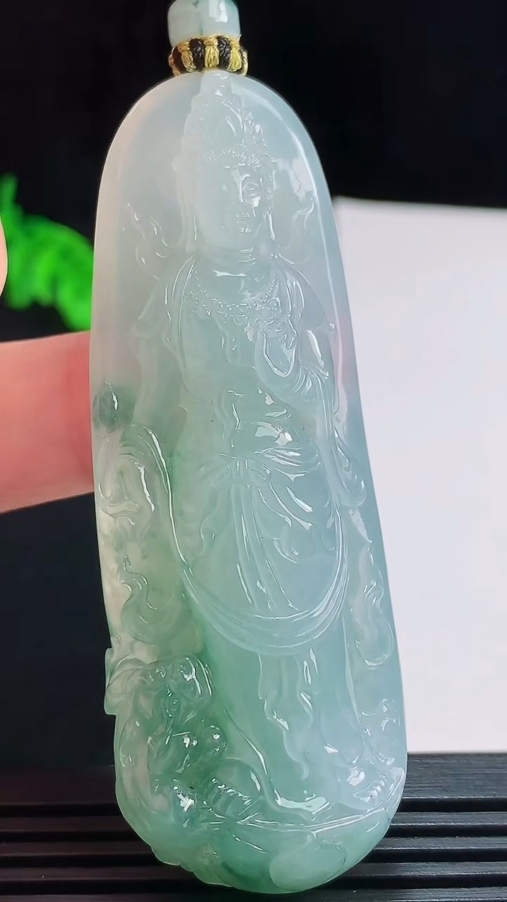 天然A货翡翠种飘花观音菩萨吊坠，尺寸70.8-25-11.6 重量:38.46g
7月31日