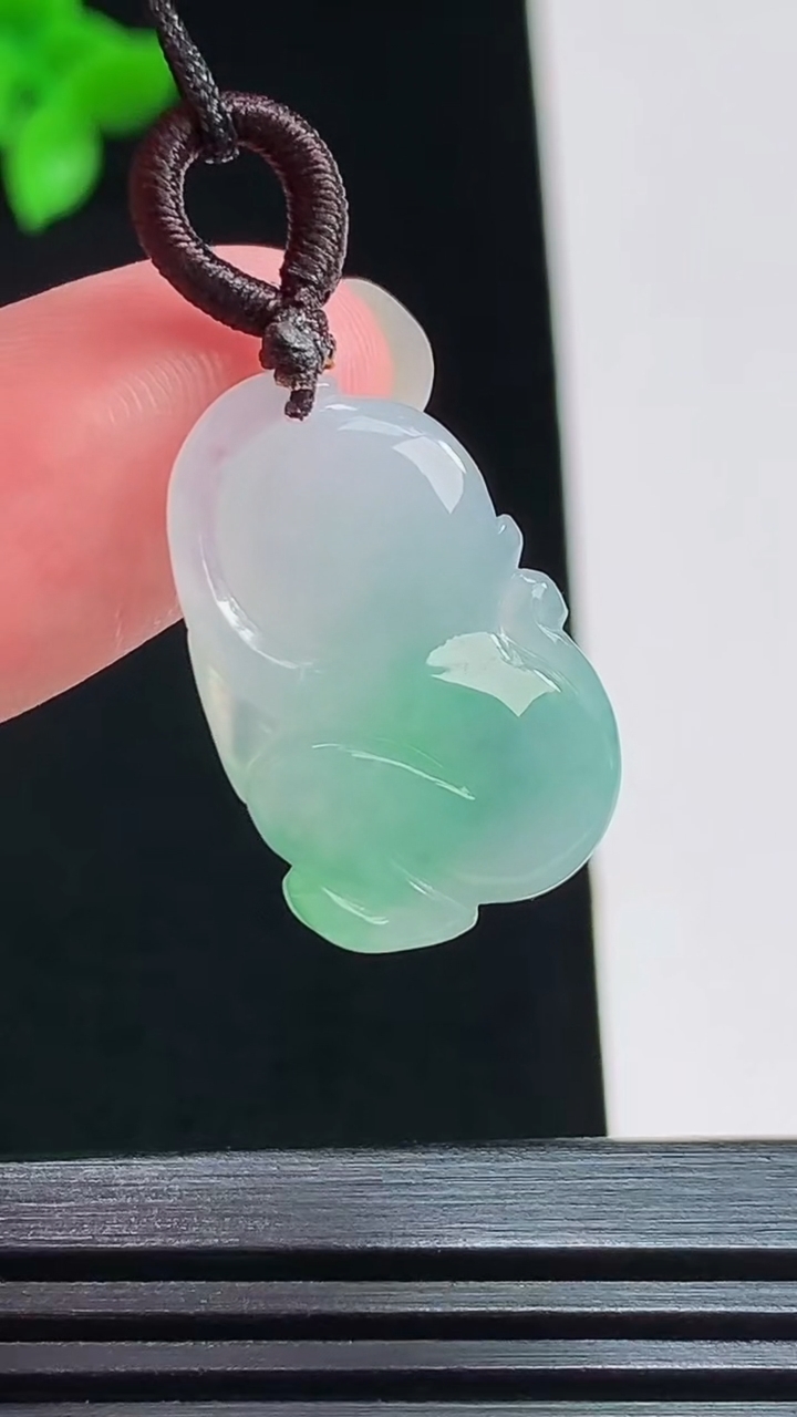 天然A货翡翠生肖猴吊坠，尺寸21.5-14-4.6 重量:3.12g
7月31日