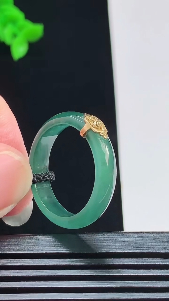 天然A货翡翠18k金蓝水玉指环 戒指，尺寸19.3-4.6-2.6 重量:3.00g2026年7月31日
工厂直销收藏佳品,种好水足，色泽均匀，有种有色，上手高大气！
