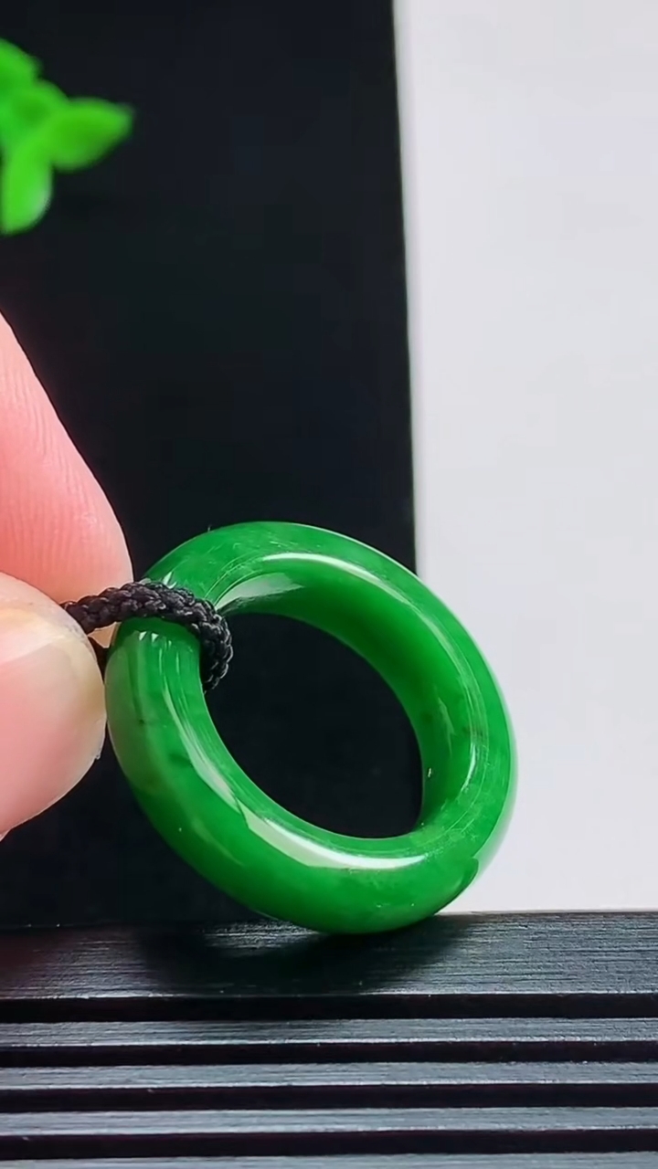 天然A货翡翠玉指环 戒指，尺寸15.5-5.5-4 重量:4.47g2026年7月31日
工厂直销收藏佳品,种好水足，色泽均匀，有种有色，上手高大气！