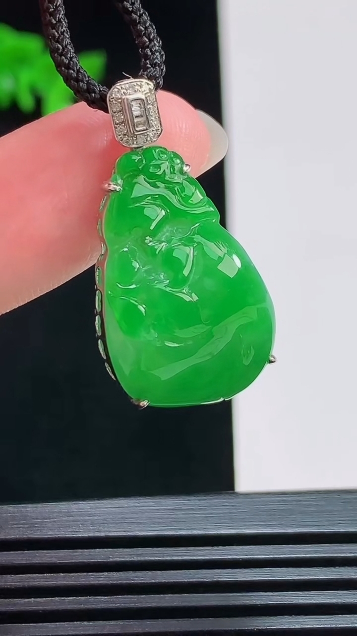 天然A货翡翠寿桃吊坠，尺寸30-15-8，裸石23.5-15 重量:4.66g
7月31日