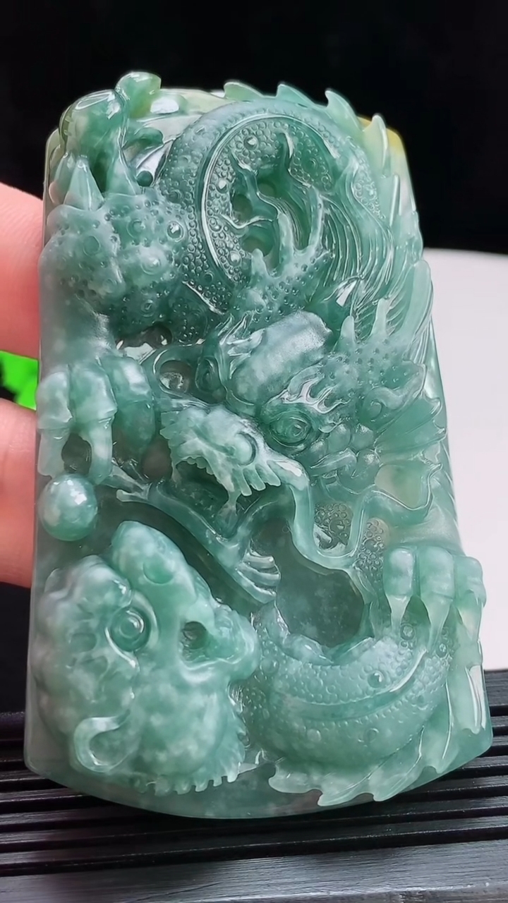 天然A货翡翠龙虎牌吊坠，尺寸80-47-12 重:80.73g  h155
7月31日