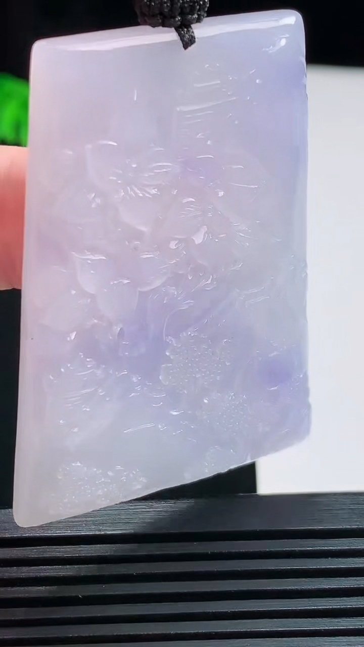 天然A货翡翠种紫罗兰山水牌吊坠，尺寸53-38-6 重量:35.59g
7月31日