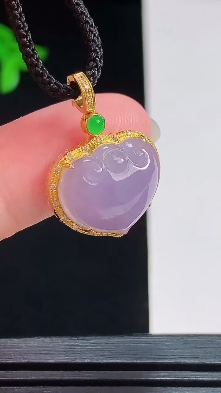天然A货翡翠18k金紫罗兰如意头吊坠，尺寸23.3-17-7，裸石13-15.5 重量:2.45g
