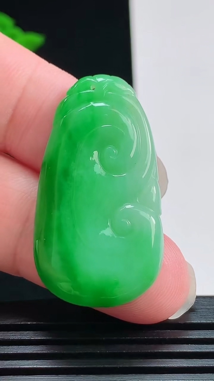 天然A货翡翠如意吊坠，尺寸37-20-4 重量:7.26g
7月31日