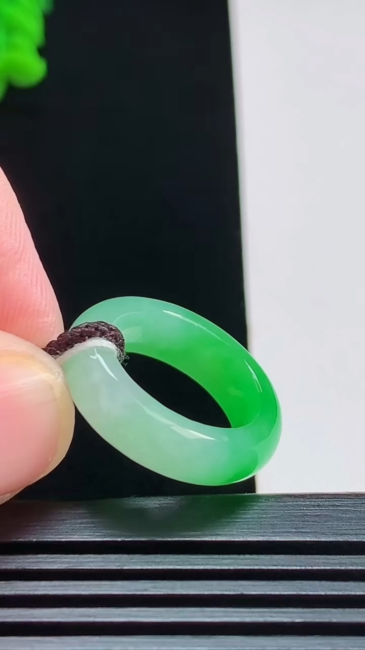 天然A货翡翠玉指环 戒指，尺寸14.8-5.5-3.5 重量:3.87g2026年7月31日
工厂直销收藏佳品,种好水足，色泽均匀，有种有色，上手高大气！